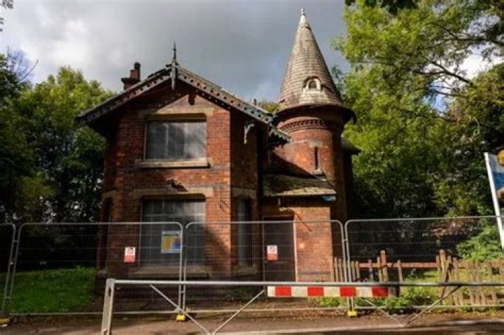 Angry South Londoners fume after 'iconic' Victorian building put up for sale