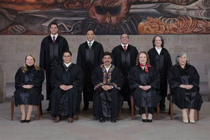 Asume nueva ministra de la Suprema Corte de México lanzando críticas contra sus colegas