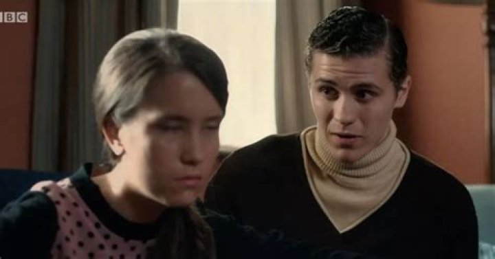 Call the Midwife star posts hilarious video apologising for ghosting a girl on Tinder