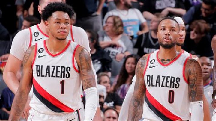 Damian Lillard traded from the Trail Blazers to the Bucks in 3-team deal