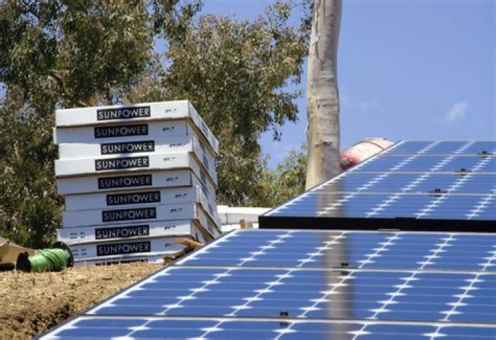 Lorde stuns in rooftop performance of hit new single Solar Power