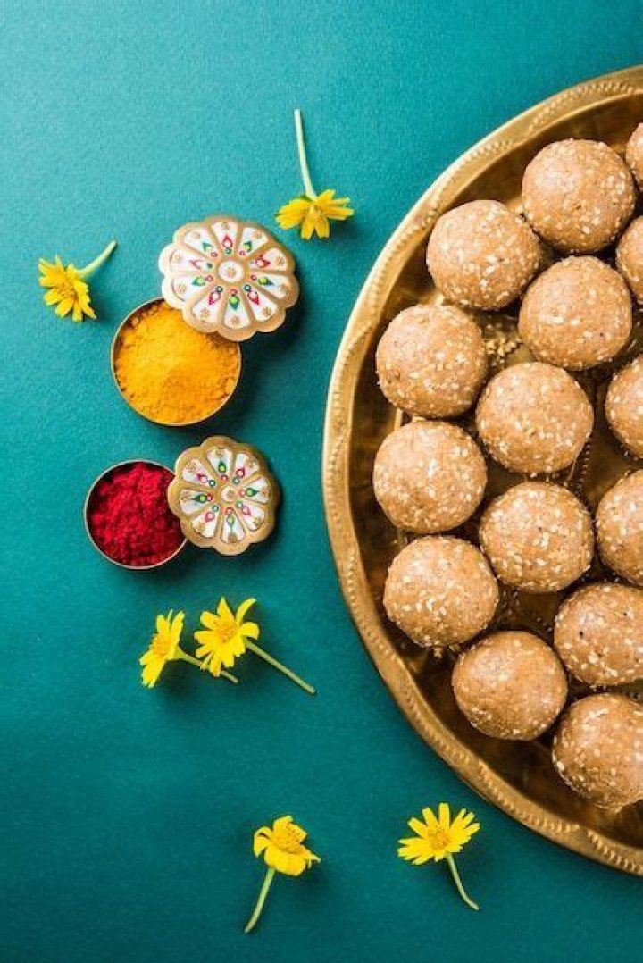 Make This Authentic Maharashtrian Tilgul Ladoo For Sankranti