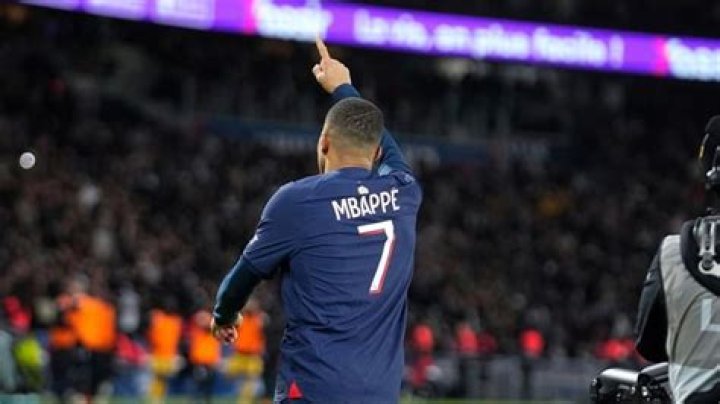 Mbappé gives PSG glimmer of hope he might stay