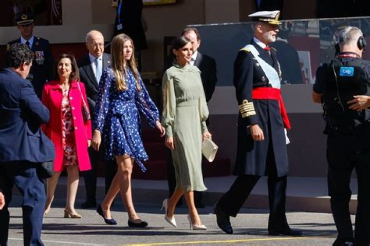 Royal Family: Queen's Guard tries to stop himself from laughing after tourist's impression of him